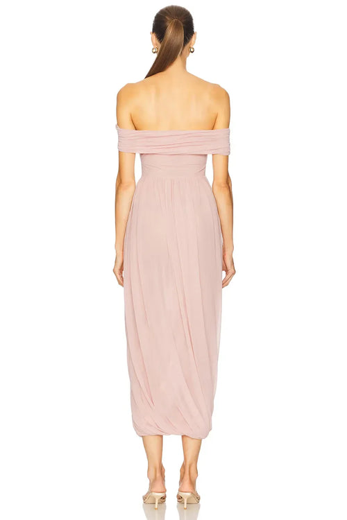 Robe de soirée mi-longue sans manches, épaules dénudées, fermeture éclair au dos, coupe vaporeuse