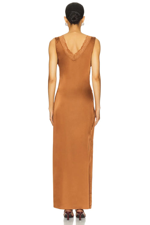 Robe de bal longue en dentelle à encolure plongeante et fente haute, modèle Ethereal Sheath