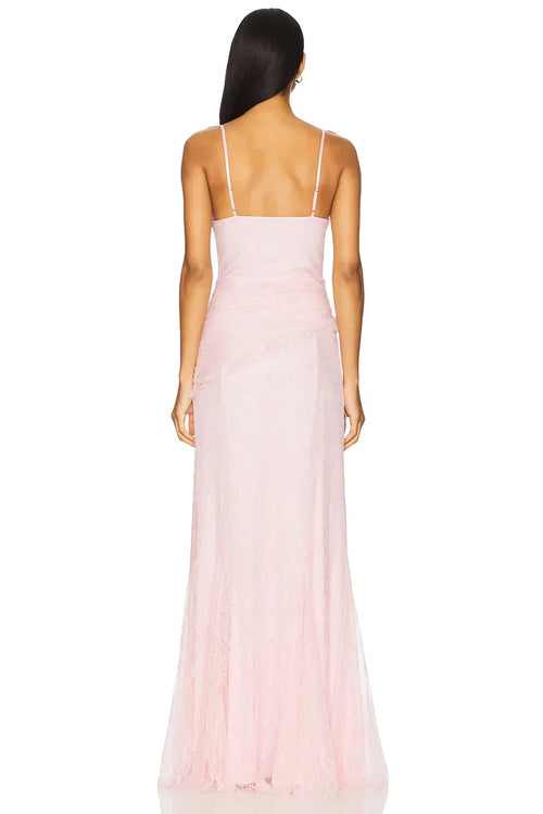 Robe de soirée longue éthérée à encolure bustier, bretelles spaghetti et fronces latérales