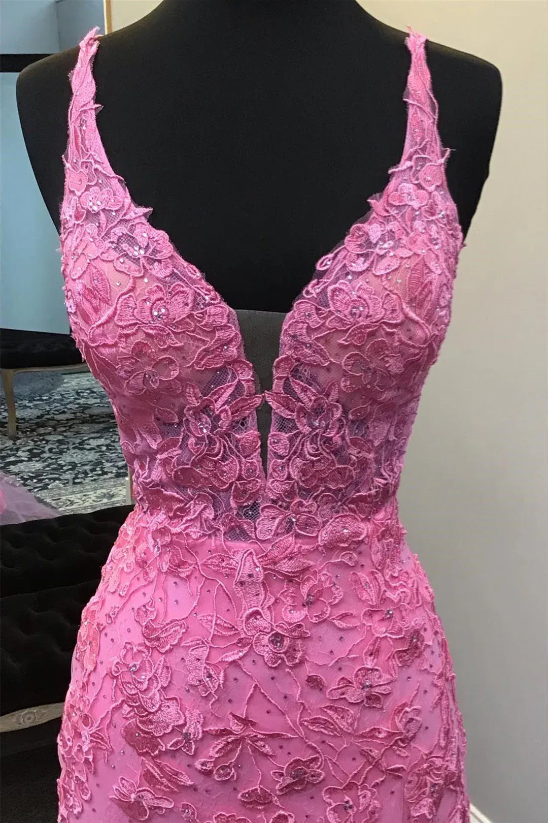 Exquisite V-neck Sleeveless Fitted Appliques Long Prom Dress