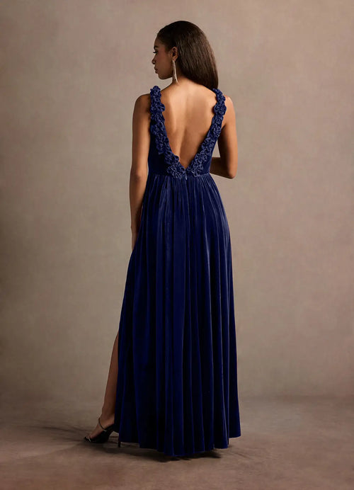 Robe de bal longue en velours coupe trapèze avec décolleté en V et ornement floral, dos ouvert et fente haute pour femme
