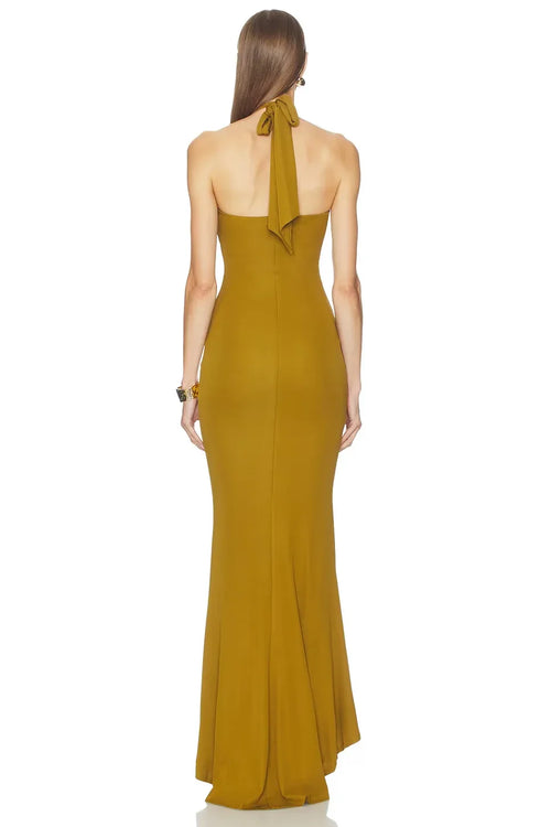 Robe de soirée fourreau glamour à col montant, sans manches, dos nu à nouer, coupe asymétrique.
