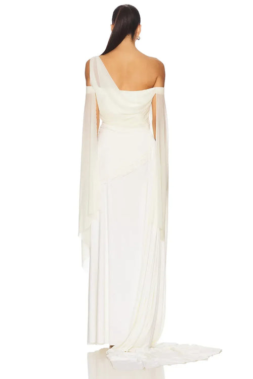 Robe de soirée sirène élégante à une épaule, avec manches cape et dos drapé, longueur ras du sol.