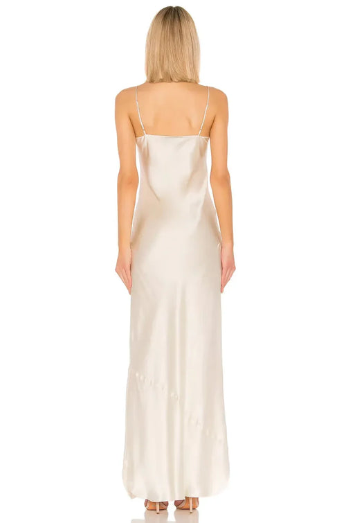 Robe de soirée longue, fourreau, col en V, sans manches et dos nu.