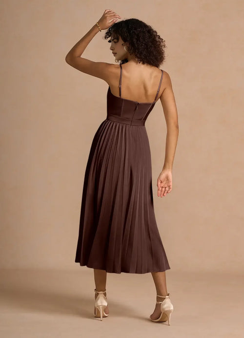 Robe de soirée mi-longue évasée et brillante avec fines bretelles, sans manches et dos nu à vendre