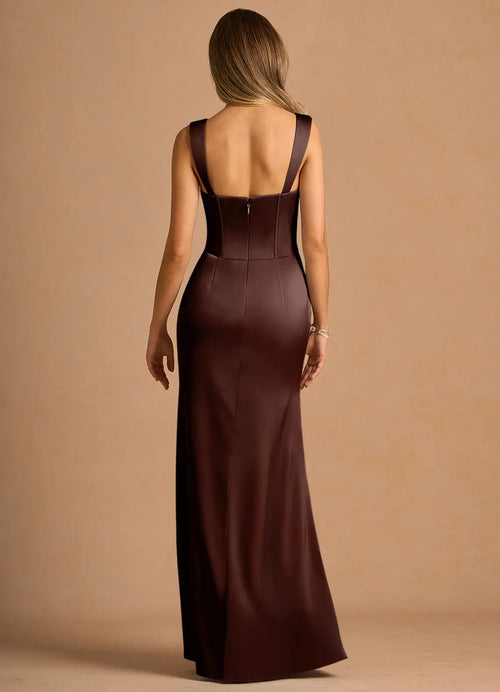 Robe de bal longue en trompette lustrée avec décolleté en cœur, sans manches et dos ouvert pour adultes