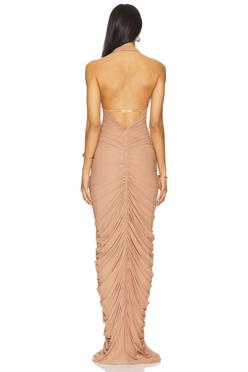 Robe de bal longue en satin de luxe sans manches avec encolure licou et dos ruché