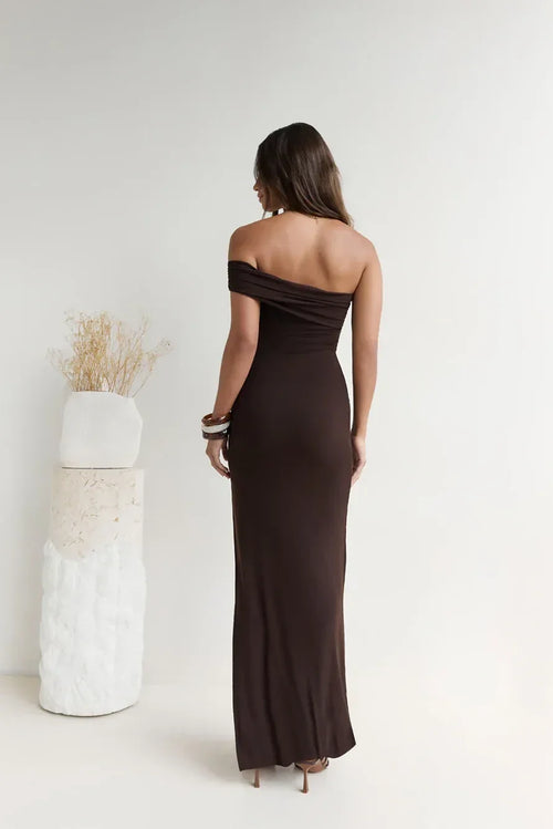 Robe de bal longue de luxe fourreau, épaules dénudées, buste froncé et fente haute