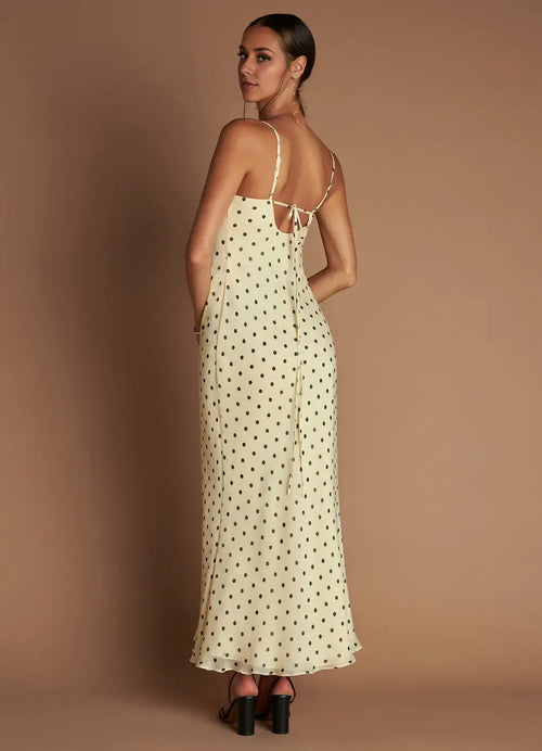 Robe de bal longue pour femme avec bretelles fines, dos nœud et sans manches, style sirène enjouée.