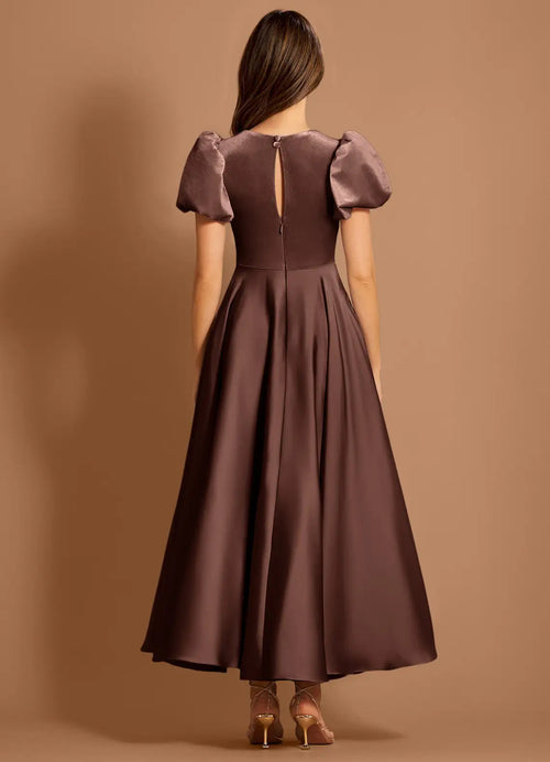 Robe de bal longue pour femme, coupe ajustée et évasée, en tissu mélangé à manches bouffantes, col rond avec ouverture en forme de goutte au dos