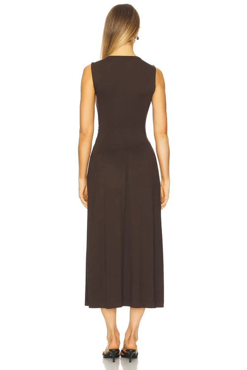 Robe de soirée midi sans manches à col rond et dos drapé raffinée