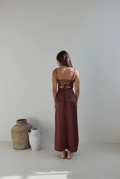 Robe de bal longue romantique fourreau décolleté plongeant sans manches dos lacé