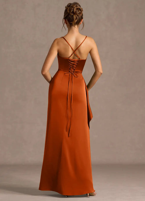 Robe de bal longue en satin à bretelles croisées avec superposition à volants, dos lacé et fente haute.