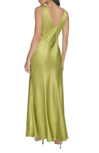 Fitted V Neck Sleeveless Floor-Length Prom Dress