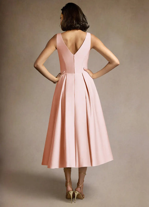 Robe de bal mi-longue pour femme, coupe ajustée et évasée, encolure bateau sans manches et dos en V.