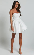 White Strapless Sweetheart Fit And Flare Knee-Length Dress A-Line Solid Color Simple Backless Homecoming Dress