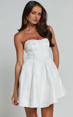 White Strapless Sweetheart Fit And Flare Knee-Length Dress A-Line Solid Color Simple Backless Homecoming Dress