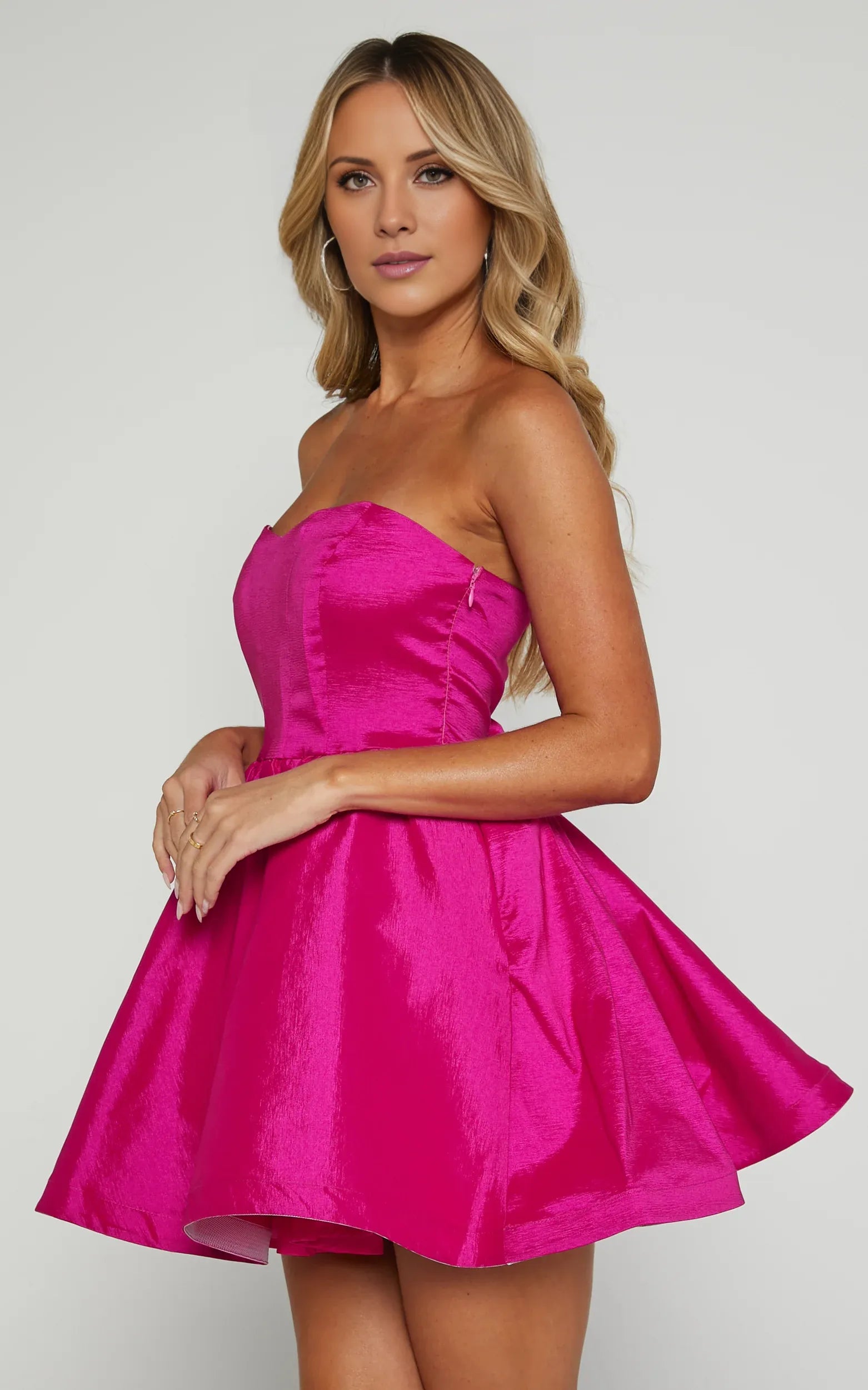 White Strapless Sweetheart Fit And Flare Knee-Length Dress A-Line Solid Color Simple Backless Homecoming Dress