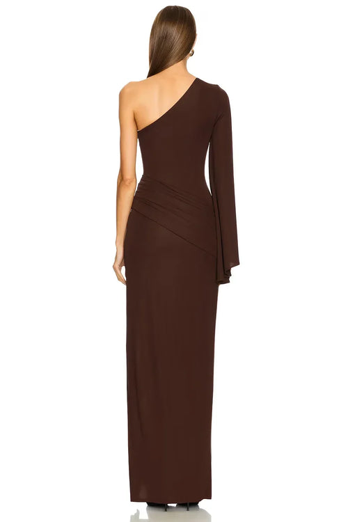 Élégante robe de soirée fourreau asymétrique à épaule dénudée, manche drapée et fente, longueur ras du sol