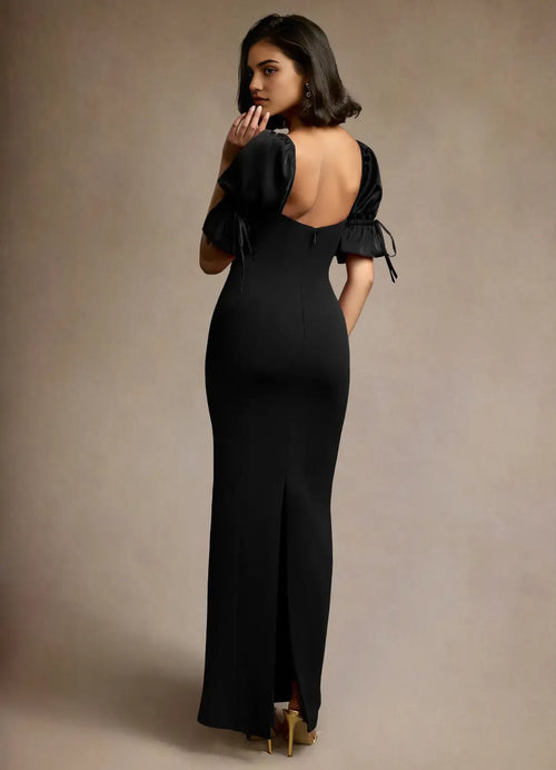 Robe de bal longue pour adultes en velours à gaine, décolleté cœur, poignets à nouer, manches bouffantes et dos ouvert.