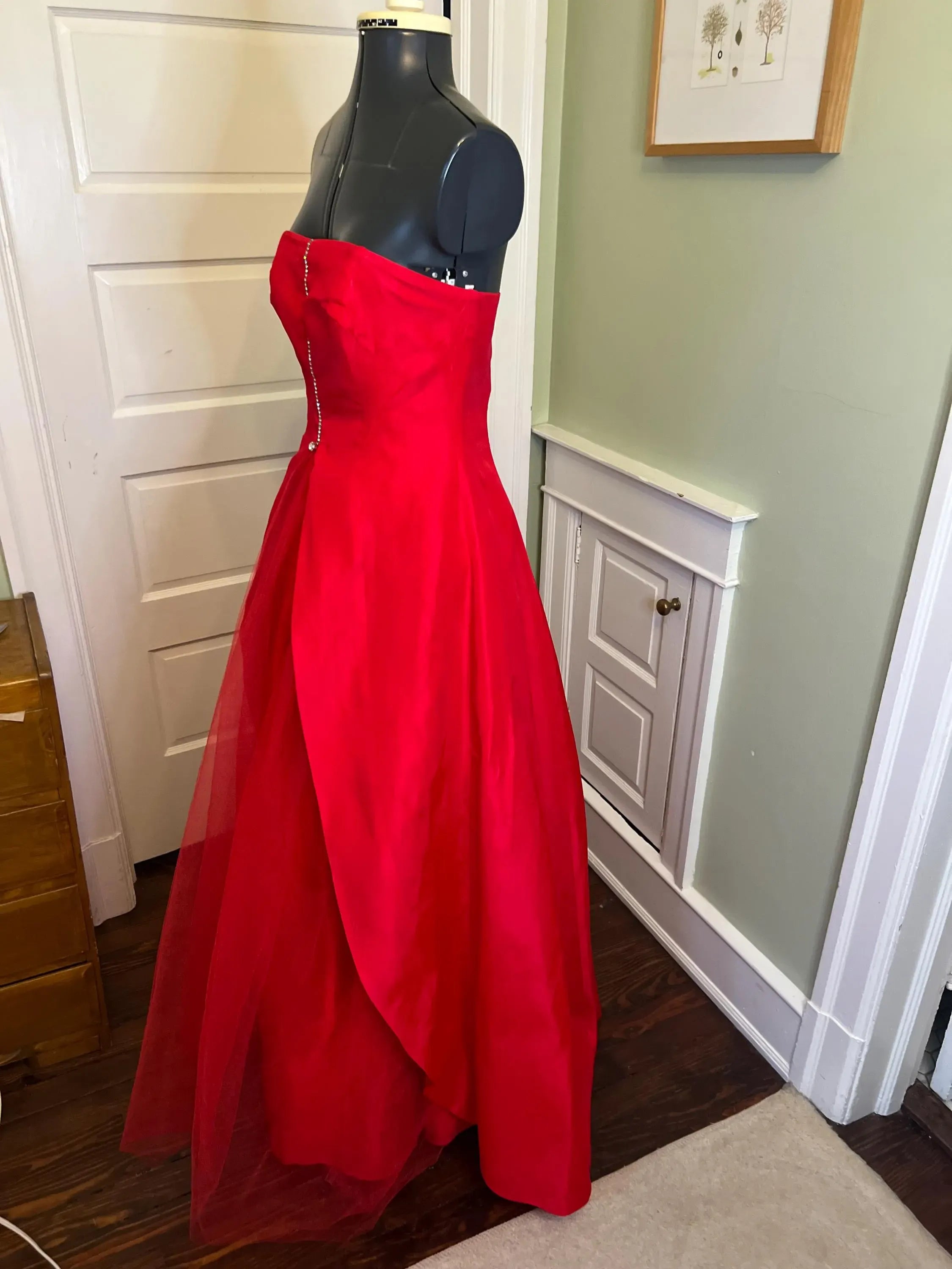 Red Glamorous Vintage A Line Prom Dress For Prom Night With Strapless Silhouette Rhinestone Back And Tulle Layers