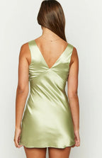 Wide Straps V Neck Short Graduation Party Homecoming Dresses Backless Sleeveless Pleats Formal Sexy Short Cocktail Dresses
