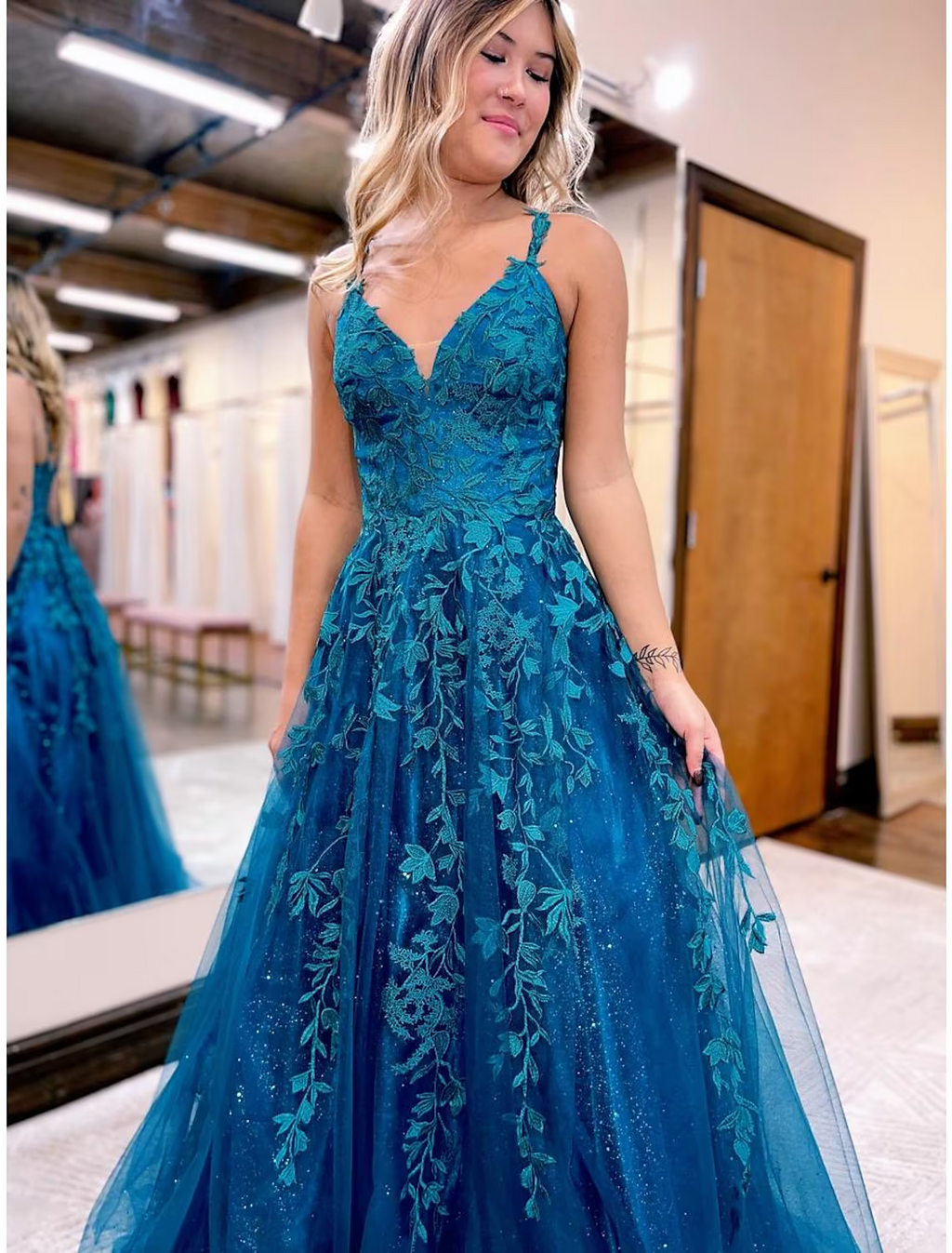 Ball Gown A-Line Prom Dresses Sparkle Shine Dress Formal Floor Length Sleeveless V Neck Tulle Backless with Glitter Appliques