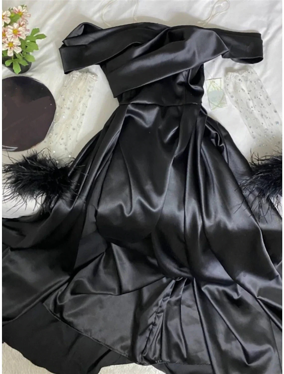 A-Line Evening Gown Elegant Dress Formal Black Dress Carival Sweep / Brush Train Long Sleeve Off Shoulder Satin with Rhinestone Feather Pleats