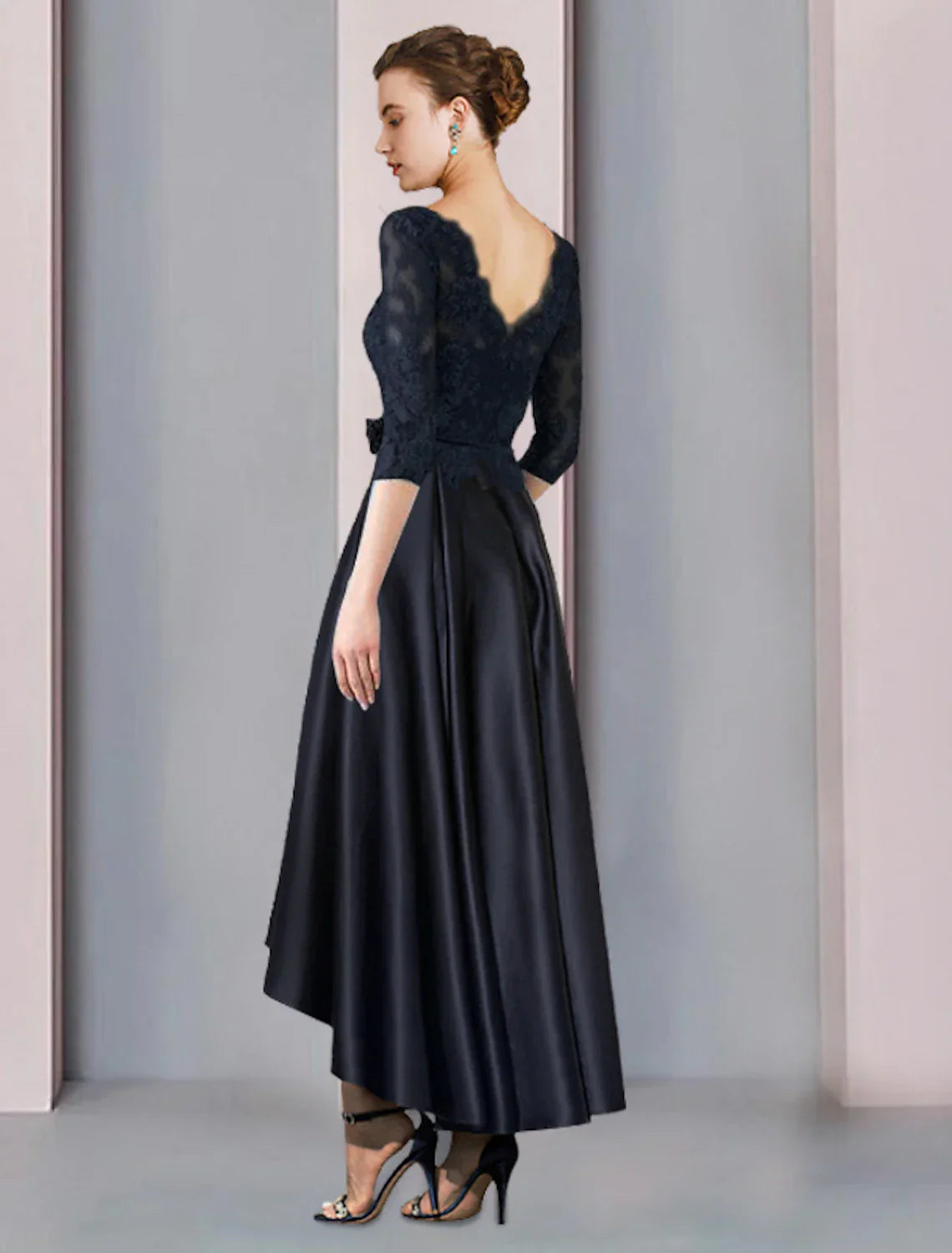 Abito da sposa per la madre della sposa, a trapezio, elegante, asimmetrico, scollo a paletta, lunghezza al ginocchio, in raso e pizzo, maniche a 3/4 con pieghe e applicazioni floreali