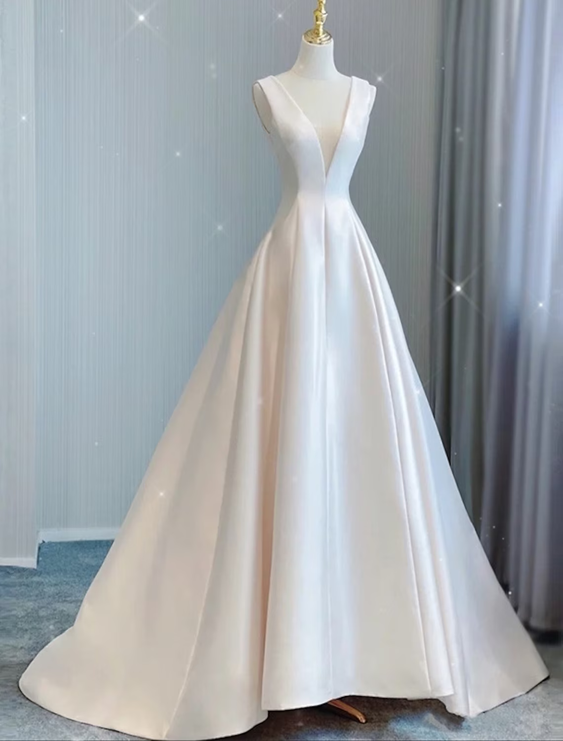 Casual Wedding Dresses Court Train Sleeveless V Neck Satin With Bow(s) Pleats