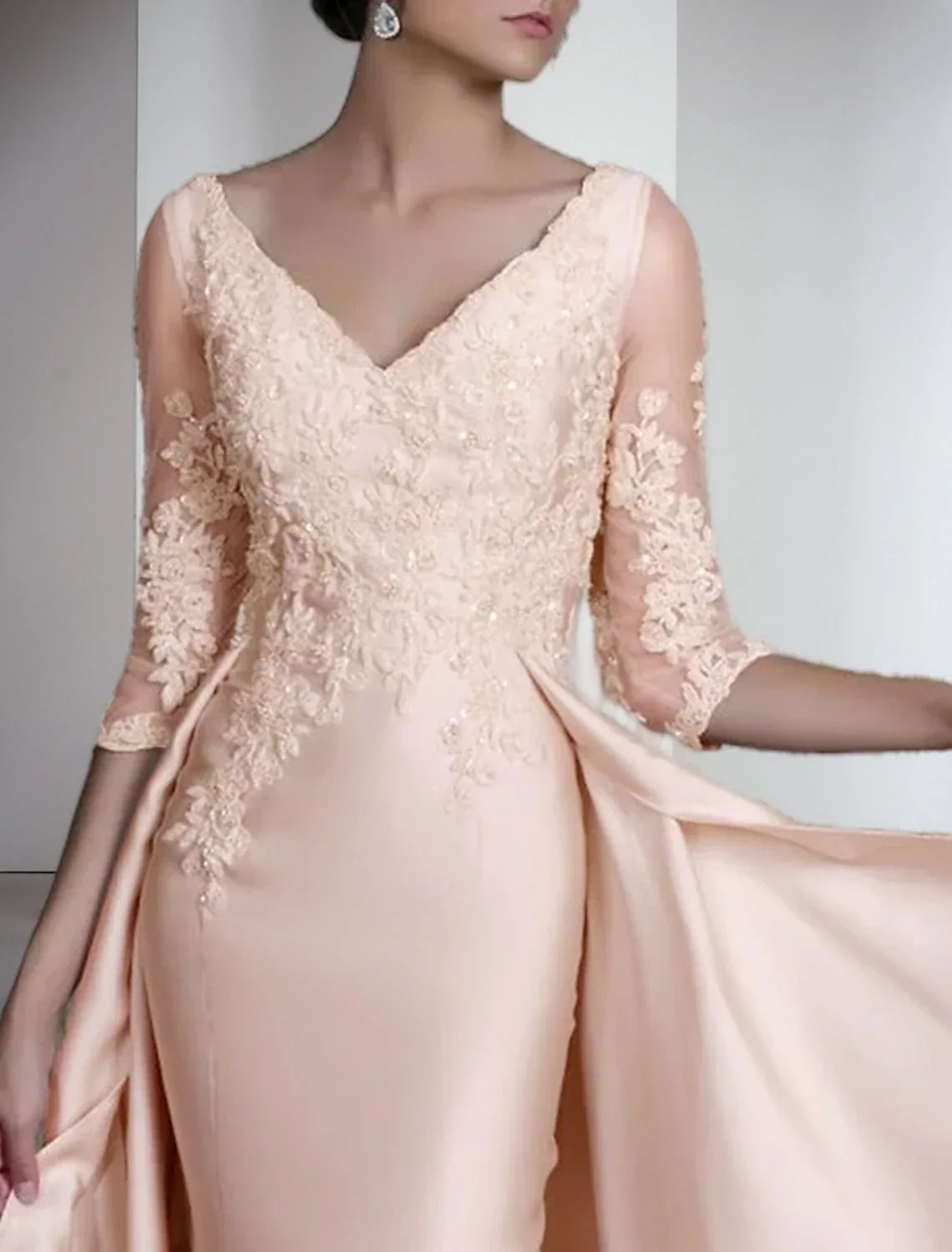 Sheath / Column Mother of the Bride Dress Formal Wedding Guest Elegant V Neck Sweep / Brush Train Satin Lace Sequined Half Sleeve with Appliques