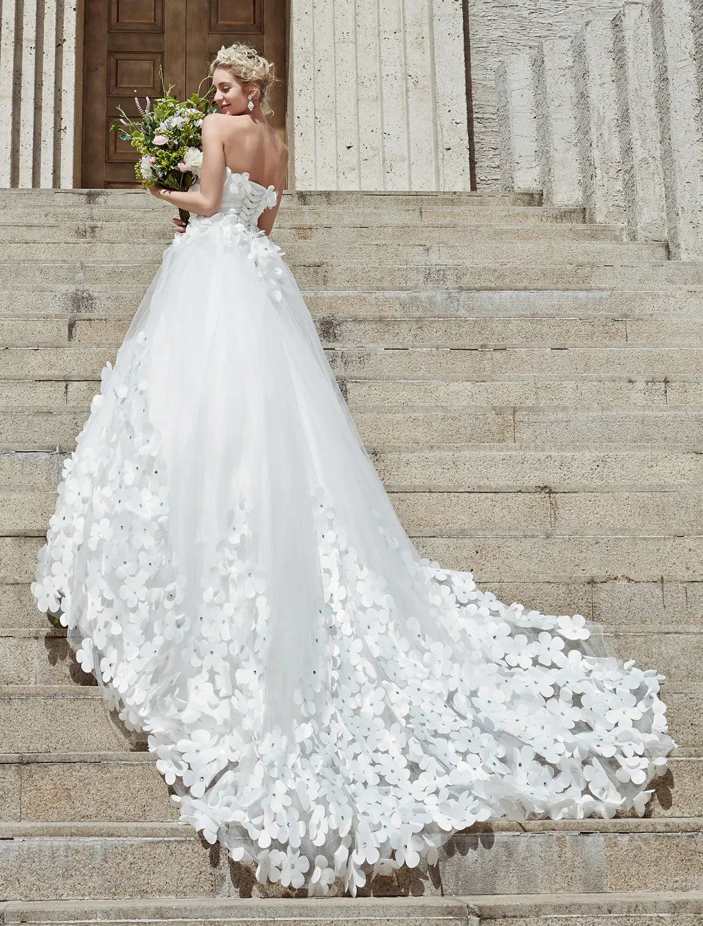 Engagement Open Back Formal Wedding Dresses Ball Gown Strapless Strapless Tulle With Crystals Flower