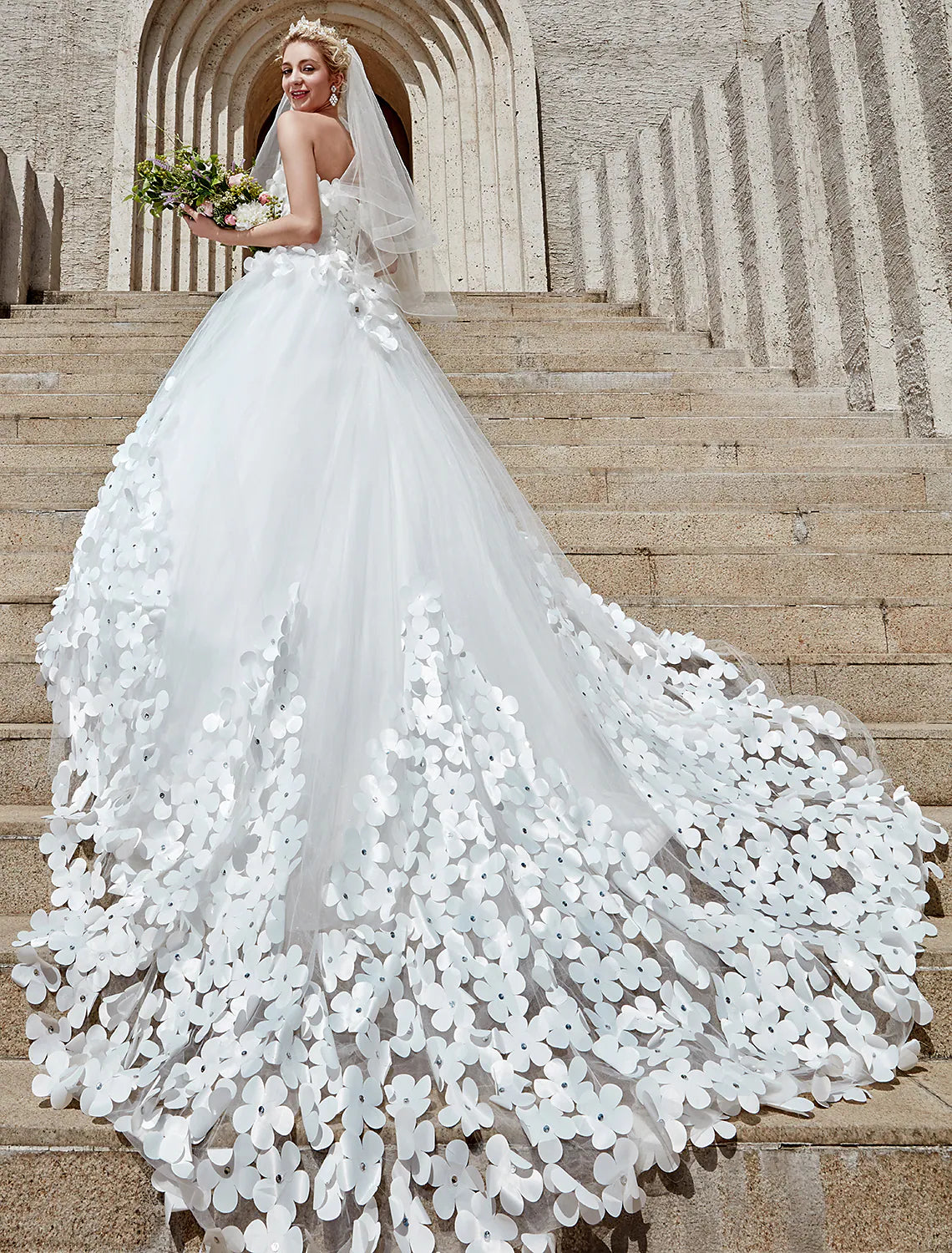 Engagement Open Back Formal Wedding Dresses Ball Gown Strapless Strapless Tulle With Crystals Flower